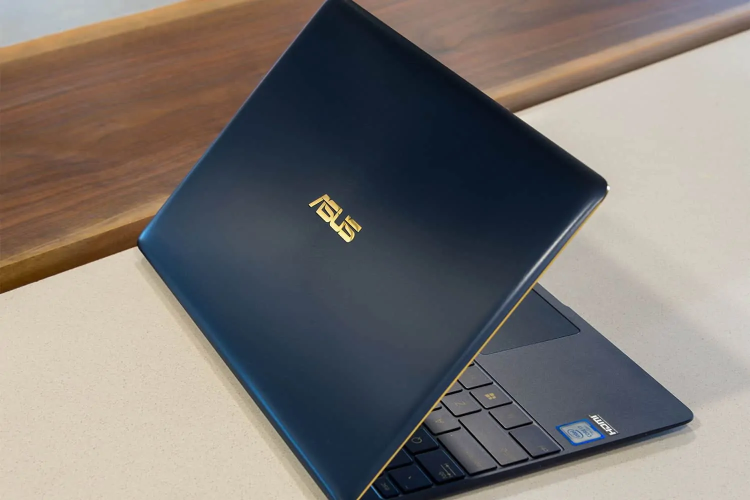 asus-zenbook-3-lid-1500x1000